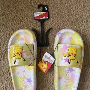 Ground Up Pokemon Pikachu Star Print Slides Size 5
